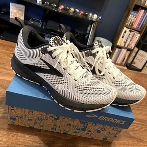 Women’s Brooks Shoes Size 8